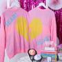 Rilis Baju Valentine, Sweater Ini Bisa Masuk Dua Orang