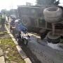 Warga Malah Menjarah Pakan Ternak dari Truk Terguling, Warganet Geram