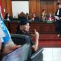 Kenakan Kaus 'Tahanan Politik', Ahmad Dhani Tegang Hadapi Sidang