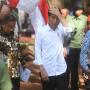 Jokowi Bagi-bagi Foto di Banten: Foto Kalau Dijual, Dapat Sepeda