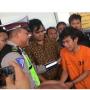 Viral, Polisi Ganteng di Samping Adi Saputra Jadi Perbincangan Netizen !