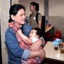 Iriana Gendong Cucu Pakai Kain Jarik, Dipuji seperti Ibu Rakyat Jelata