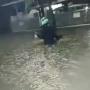 Bikin Haru, Abang Ojol Terjang Banjir Demi Antar Pesanan ke Pelanggan
