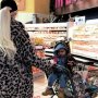Khloe Kardashian Kembaran Pakai Hoodie Leopard dengan True Thampson