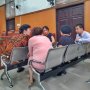 Berbusana Hitam, Istri Tampak Rileks Hadiri Sidang Vonis Richard Muljadi