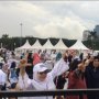 Acungkan Dua Jari, Emak-emak Teriak "Hidup Prabowo" di Munajat 212