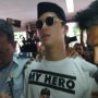 Kenakan Peci dan Kacamata Hitam, Al Ghazali Jenguk Ahmad Dhani di Rutan