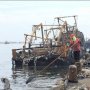 Petugas Terbatas, Warga Bantu Bersihkan Puing Kebakaran di Muara Baru