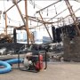 Kapal Nelayan yang Terbakar di Muara Baru Diangkat untuk Diperiksa Inafis
