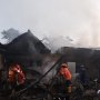 Duaarr... Ada Ledakan di Dekat Bengkel Motor, Api Berkobar Bakar Rumah