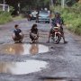 Cara Kreatif Pemuda Kritik Jalan Rusak, Keren Tanpa Anarkis