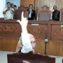 Acungkan Dua Jari di Ruang Sidang, Ratna Sarumpaet: Ini Simbol Gue