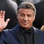 Cuek, Sylvester Stallone Pakai Kemeja Flanel di Karpet Merah Cannes