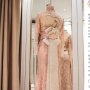 Ada Aksen Origami Burung, Cantiknya Dress Lamaran Syahrini