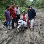Warganet Soroti Foto 'Jalan Rusak' Fadli Zon, Sepatunya Bikin Salfok