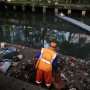 Pasukan Orange Ketiban Pulung Jual Tas dari Hasil Korek-korek Sampah Sungai