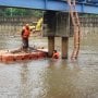 Pasukan Orange Rela Menyelam untuk Mengambil Sampah