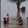 Dramatis, Pengguna Jalan Tol Caruban Selamatkan 2 Bocah Terjebak Banjir