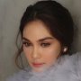 Ketiduran di Rumah Mode Mewah Dunia, Luna Maya Tetap Terlihat Cantik