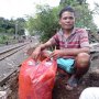KRL Anjlok di Bogor, Marbot Ini Dapat Berkah dari Sampah Botol Plastik