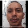 Fauzi Badillah Cabut Poster Jokowi - Maruf Amin yang Menempel di Tembok