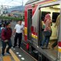 Mendengar KRL Bogor Beroperasi, Penumpang Berebut Masuk ke Dalam Kereta