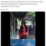 Suaranya Tak Kalah dari Syahrini, Ibu Berjilbab Ngamen di Warung Viral