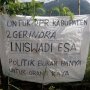 Caleg Tak Punya Modal Ini Bikin Spanduk Pakai Karung Beras
