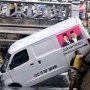 CEK FAKTA: Mobil Berstiker 2019 Tetap Jokowi Nyungsep di Selokan