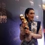 5 Gaya Kece Luna Maya Hadiri Festival Musik Coachella 2019, Yuk Intip!