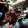 Keluar Ruangan Polda Jatim, Petugas KPK Bawa Barang Tanpa Romahurmuziy