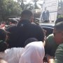 Dari Dalam Mobil, Jokowi Salami Ibu-Ibu yang Tunggu Panas-panasan di Jalan