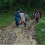 Miris! Gegara Jalan Rusak Berat, Neneng Melahirkan Anaknya di Atas Tandu