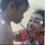 Ada-ada Aja, Emak-emak Manado Sikat Gigi Anak Sambil Live di Medsos