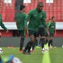 Puji Shin Tae-yong, Greg Nwokolo Sentil Pelatih Lokal: Juara Dikit Langsung Dangdutan