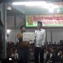 Santri Bawa Poster Jangan Lupa Bahagia dan Ojo Nesu buat Jokowi