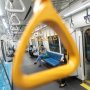 Gaya Perlente, Pria Ganteng di MRT Bikin Penumpang Tak Mau Turun