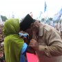 Berpidato di NTB, Prabowo dapat Pelukan dari Emak-emak