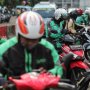 Kreatif! Tak Gunakan Motor, Ojol Ini Antar Pesanan Naik Karpet Terbang