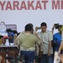Disebut Utusan Allah, Prabowo Berikan Kemejanya ke Mantan Bupati Merauke
