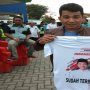 Jokowi Bagi-bagi Kaus Kampanye ke Pengunjung Bandara Syamsudin Noor