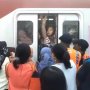 Pintu KRL Sulit Ditutup Karena Kepenuhan, Tiba-tiba Ada Jeritan!