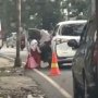 Ibu-ibu Dorong Siswi SD Keluar Mobil, Polisi Usut Penyebar Video Viral