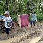 166 Km dari Istana, Ibu Hamil Ditandu Sarung karena Jalan Rusak Parah