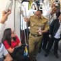 Momen Gubernur Anies Bareng Warga Ramai-ramai Ngantor Naik MRT
