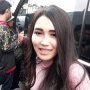 Panutan Banget! Sudah Mau Antri, Ayu Ting Ting Juga Ramah saat Nyoblos