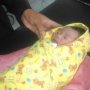 Tali Pusar Masih Menempel, Bayi Mungil Dibuang Orang Tuanya di Pos Kamling
