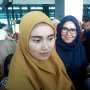 Sebelum Umrah, Ayu Ting Ting Disuapi Ayah Rozak