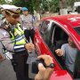 Awas! Merokok Sambil Naik Motor Akan Ditilang Polisi