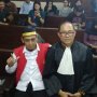 Sebelum Sidang, Terdakwa Hoaks Surat Suara Tercoblos Acungkan Salam 2 Jari